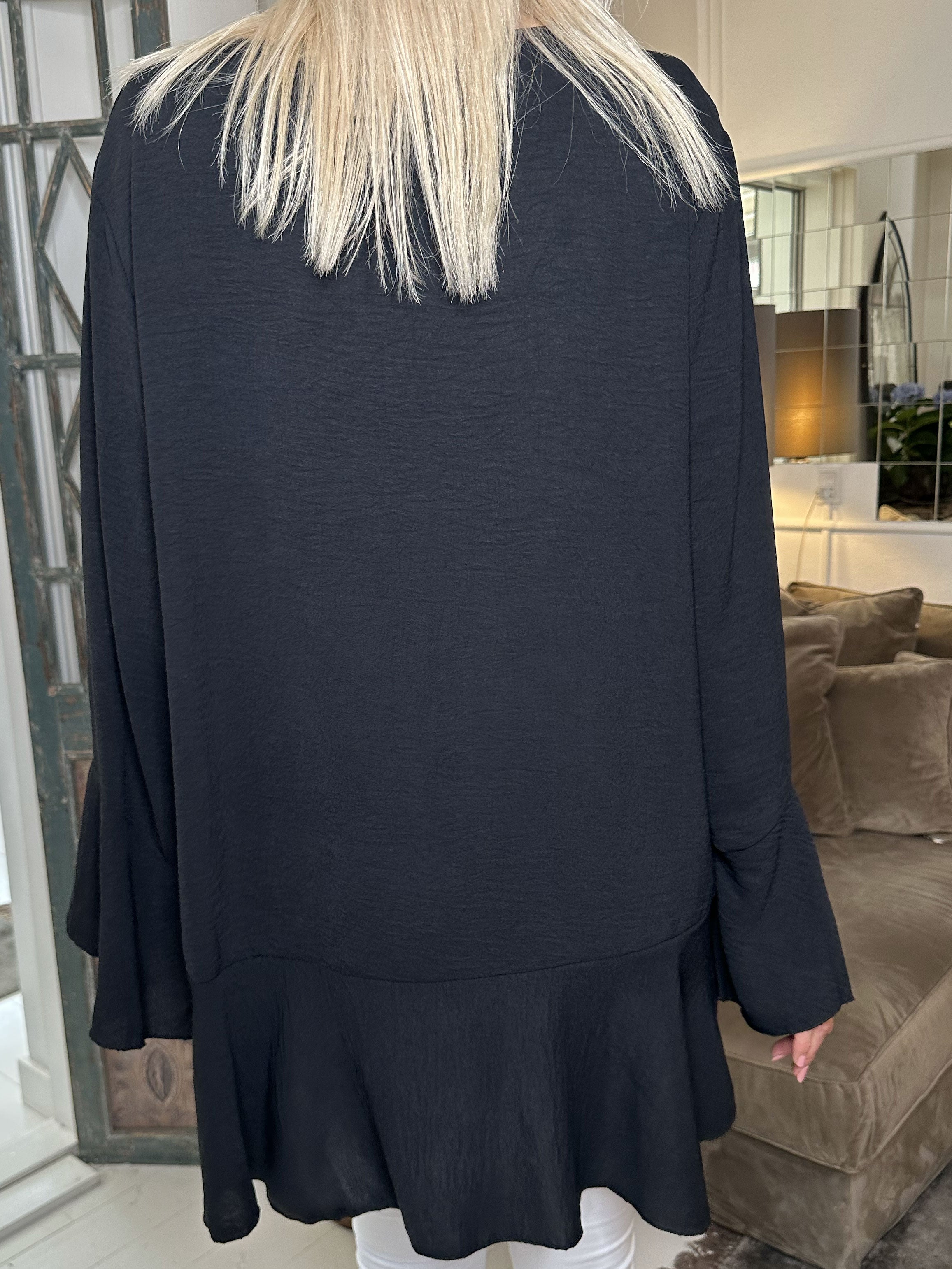 Linja - Sød bluse med flæs på ærmet